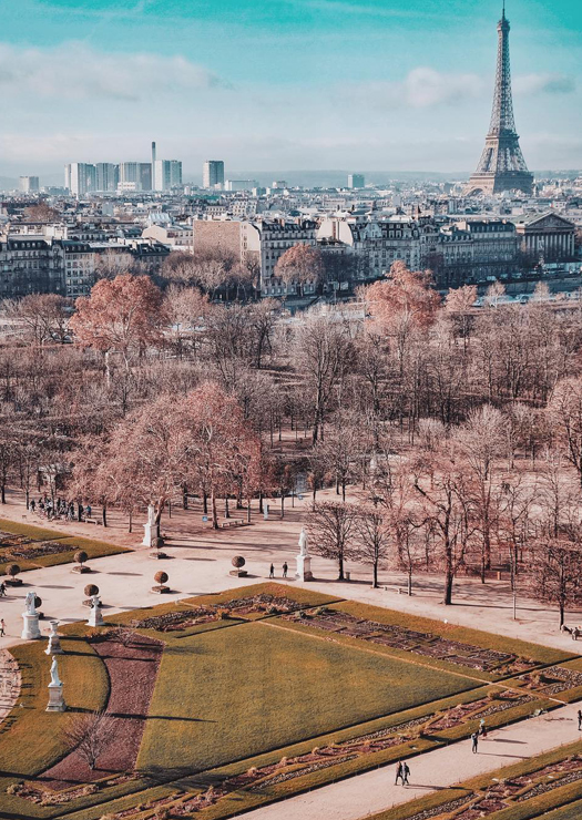 Jardin des Tuileries com torre ao fundo