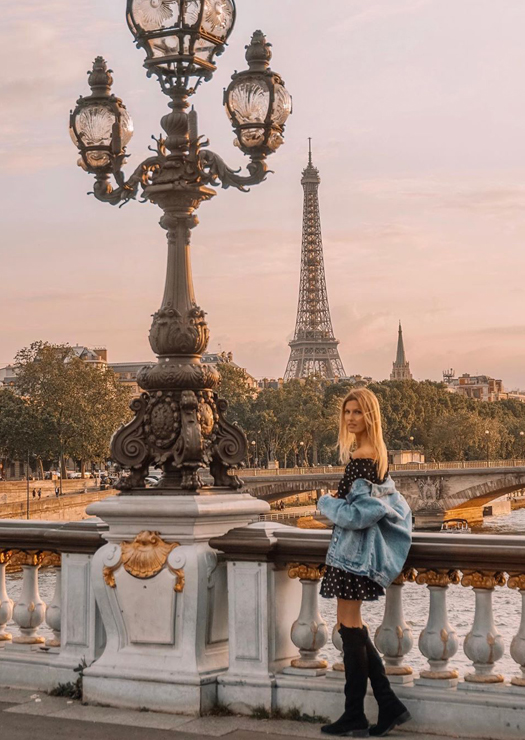 Mulher na Ponte Alexandre III em Paris