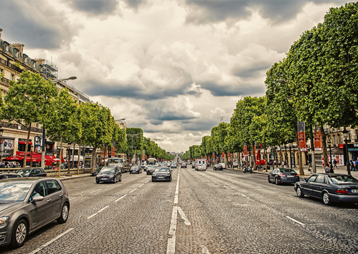 Carros na Avenida Champs Elysees
