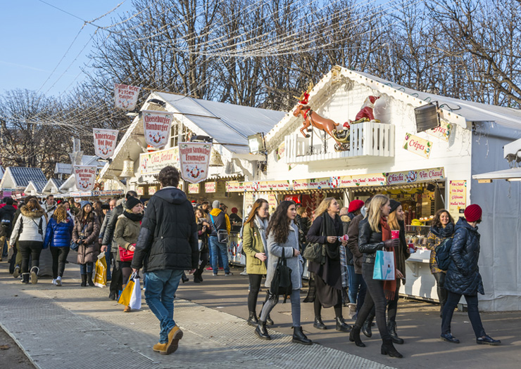 Pessoas no mercado de Natal na Champs-Elysées