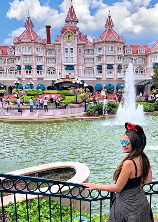 Mulher em frente ao Hotel da Disney