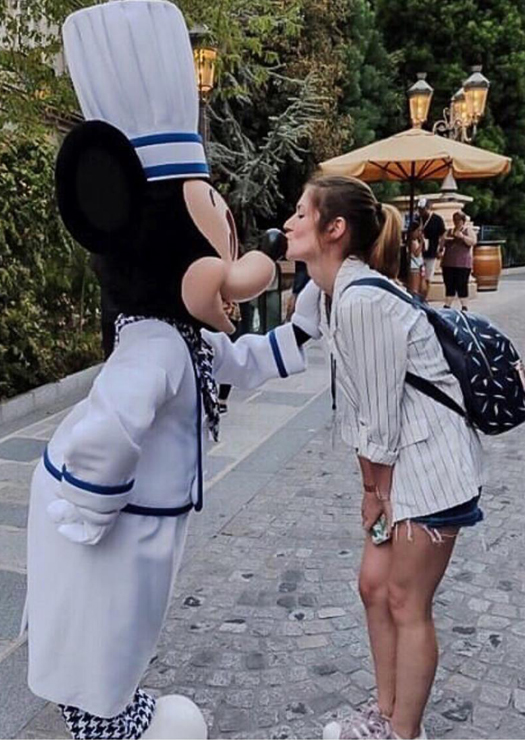 Menina beijando o nariz do Mickey