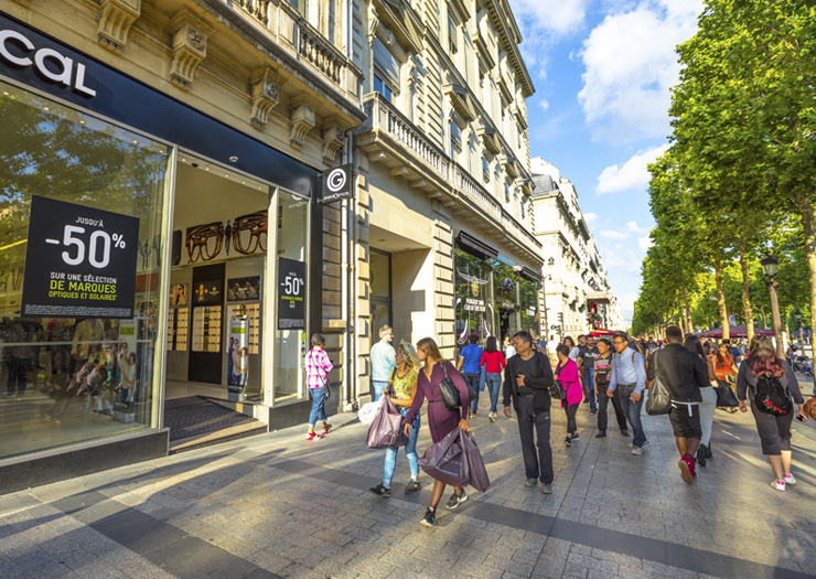 Pessoas pelas lojas da Champs Elysees