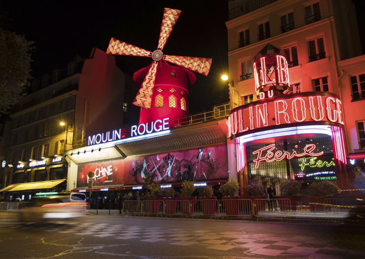 Famoso cabaré Moulin Rouge à noite