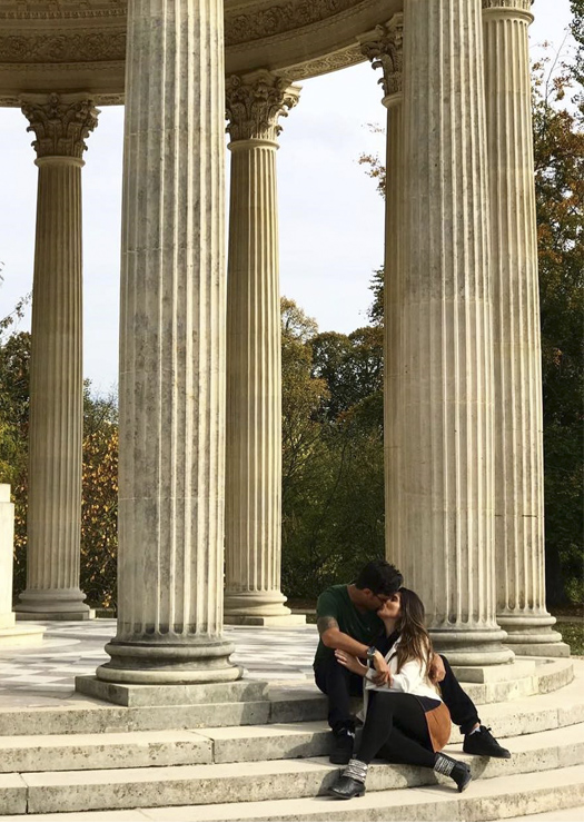 Casal se beijando embaixo do templo do amor