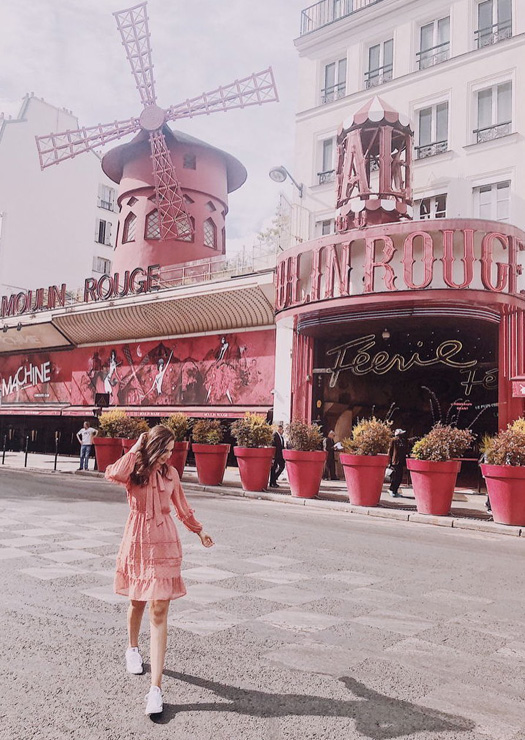 Andando em frente ao Moulin Rouge