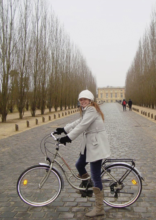 Menina em bicicleta no Palácio de Versalhes