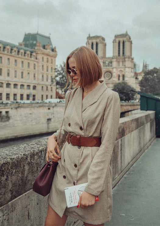 Mulher em Paris com Notre Dame ao fundo