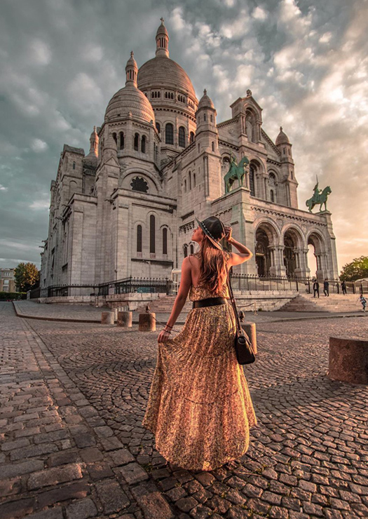Mulher em frente a Basílica em Montmartre