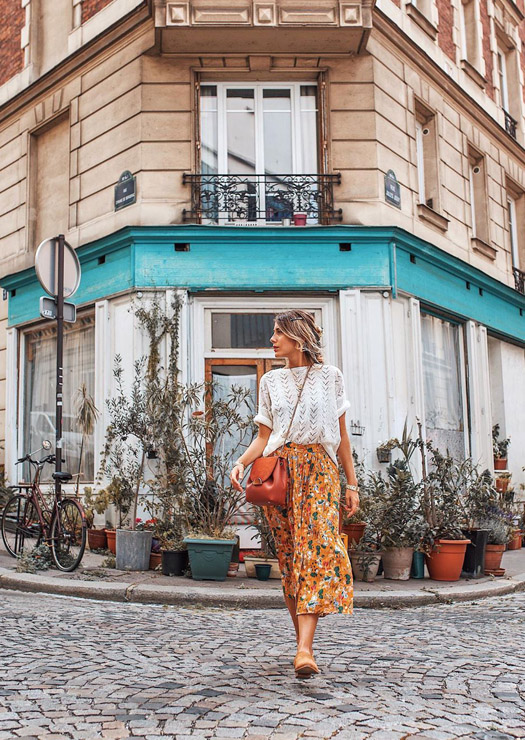 Mulher andando pelo bairro Montmartre