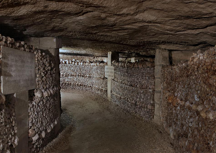 Caveiras dispostas nas paredes do túnel