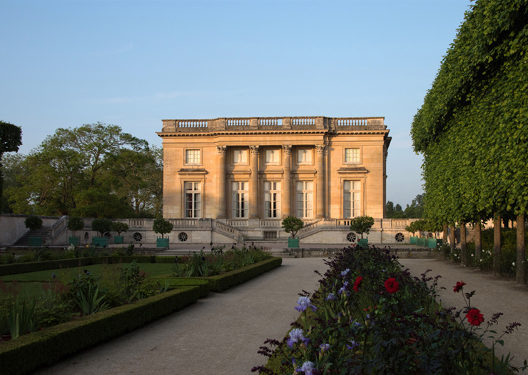 Palácio Petit Trianon visto do jardim