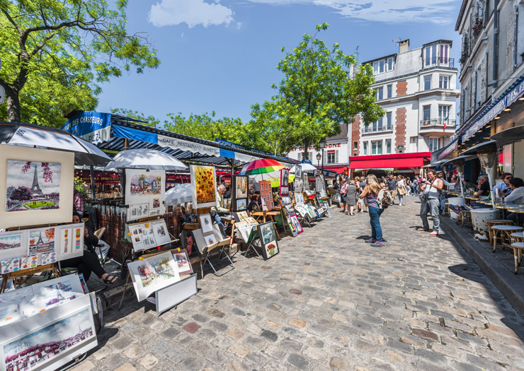 Rua com obras expostas em Montmartre