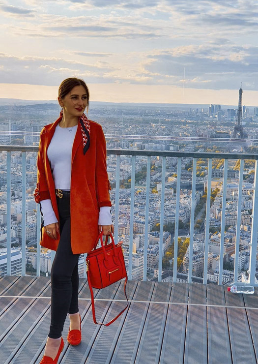 Mulher de vermelho na Torre Montparnasse