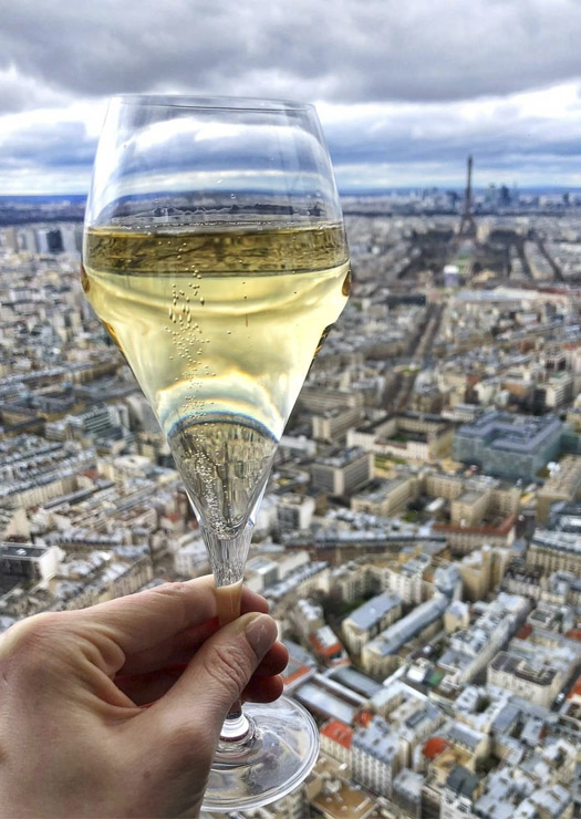 Taça de champanhe com Paris ao fundo