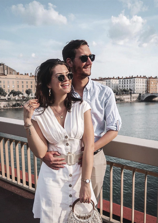 Casal feliz em uma das pontes de Lyon