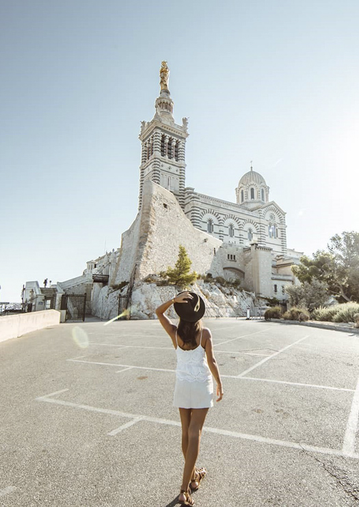 Menina em frente a catedral em Marselha