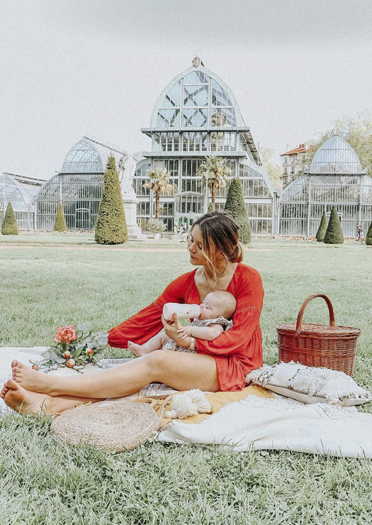Mulher com seu bêbê no Parque de La Tête d’Or