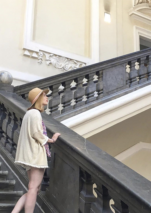 Mulher nas escadas do Museu de Belas Artes