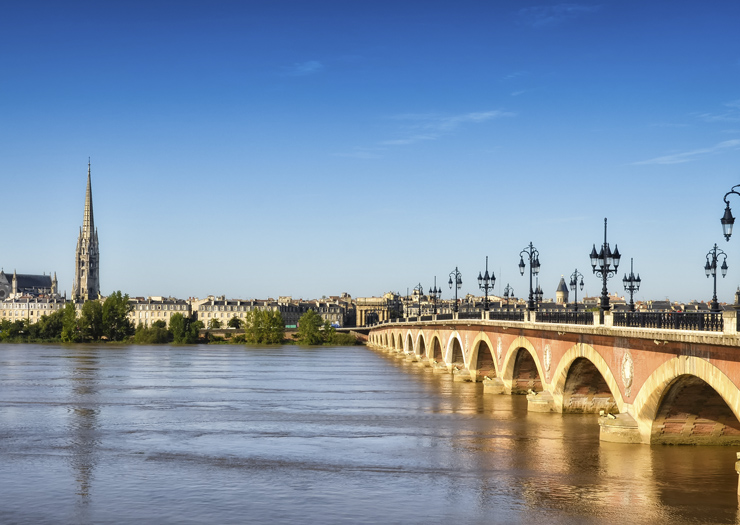 Vista da ponte e cidade de Bordeaux