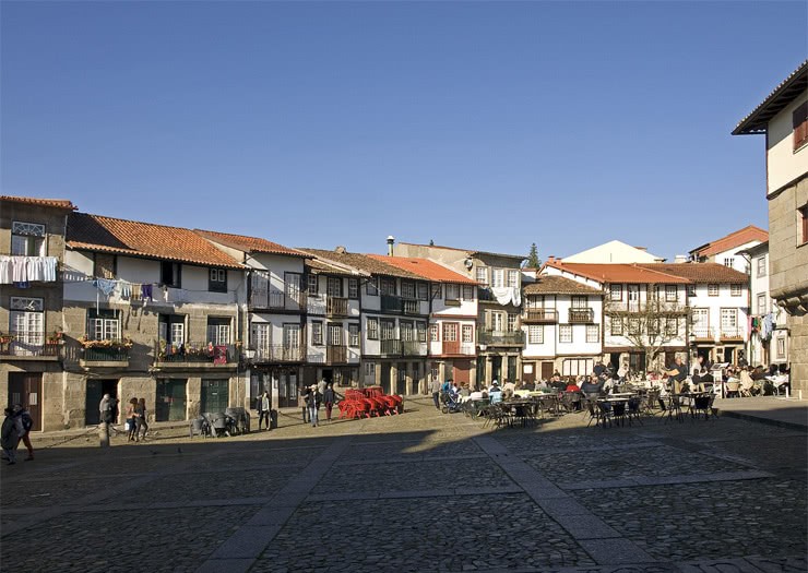 Largo de Santiago, no bairro antigo de Guimarães