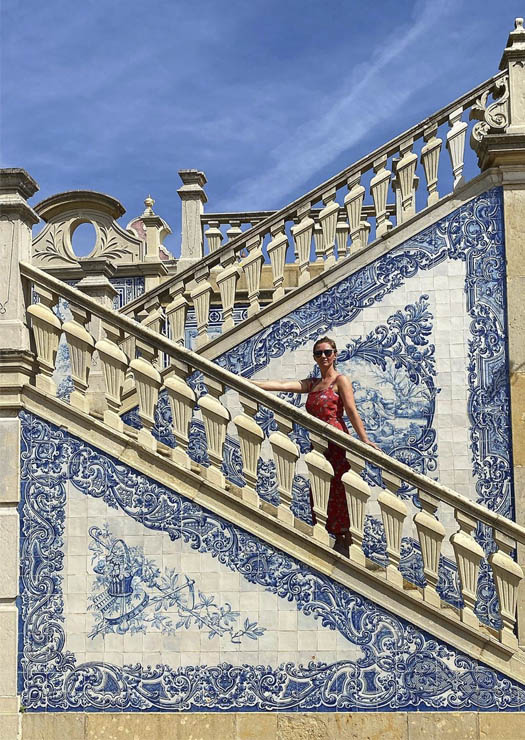 Mulher na escadaria do Palácio de Estoi