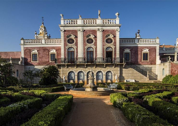 Jardim e entrada do Palácio de Estoi