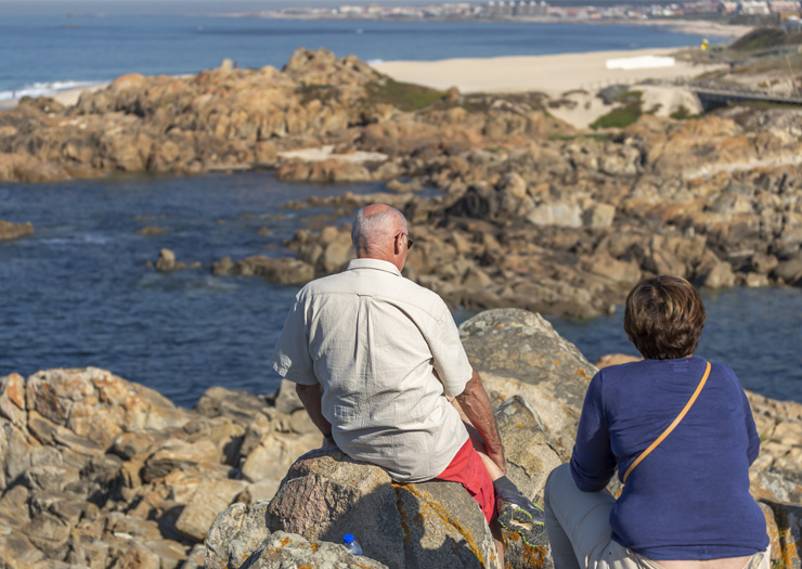 Casal de aposentados em Praia de Portugal 