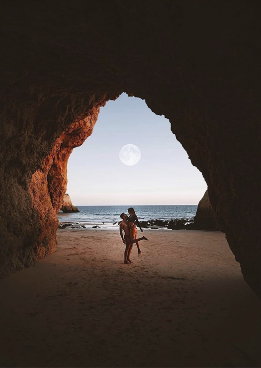Casal em Praia de Algarve com Lua atrás