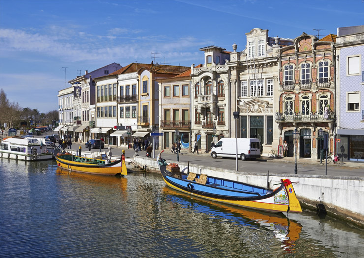 Barcos no rio da cidade de Aveiro