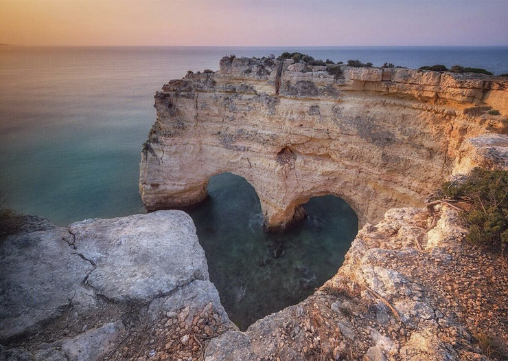Coração formado por rochas em Algarve