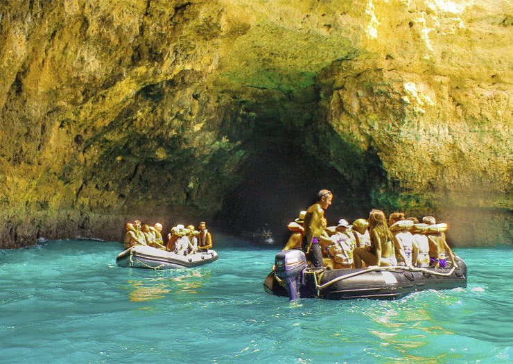 Barcos nas cavernas de Albufeira