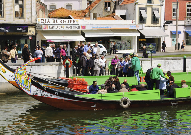 Pessoas entrando no barco em Aveiro