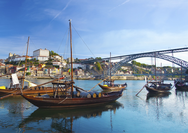 Barcos parados em Rio Douro em Portugal