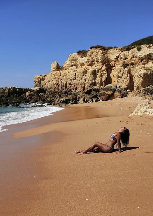 Menina tomando sol na Praia do Castelo