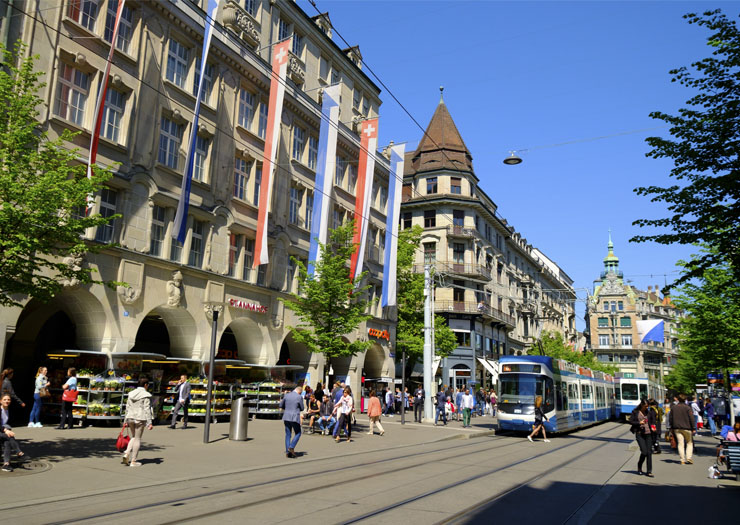 Pessoas pela Bahnhofstrasse em Zurique