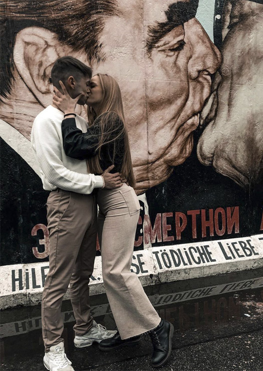 Casal se beijando na East Side Gallery
