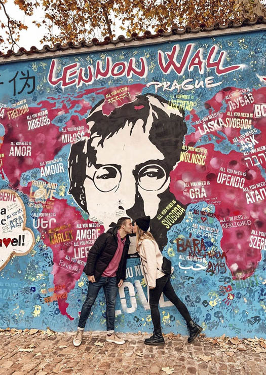 Casal se beijando em Muro de John Lennon
