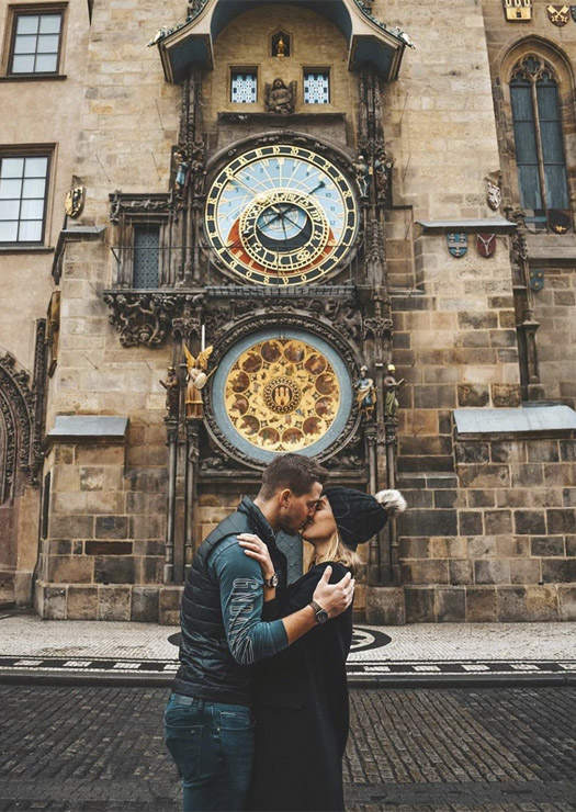 Casal de beijando em Relógio Astronômico