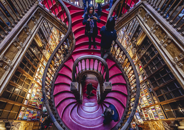 Escadaria vermelha da Livraria Lello e Imão