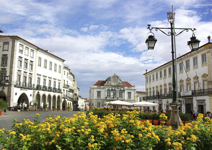 Praça com flores na Cidade de Évora