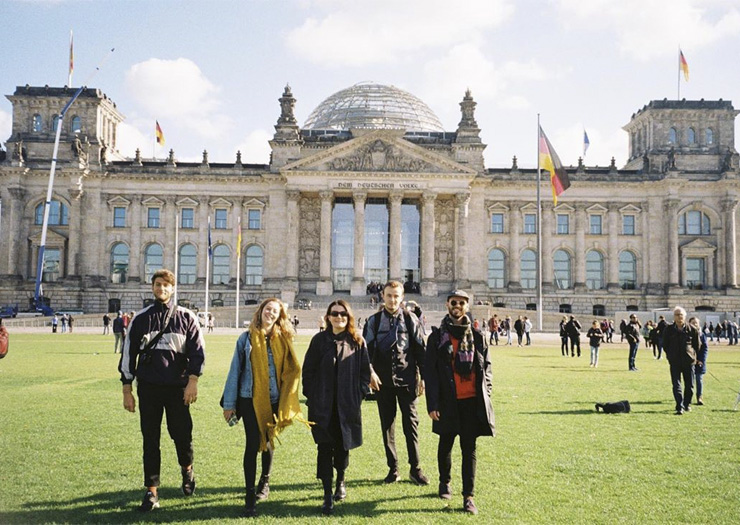Grupo de amigos em frente ao Parlamento alemão