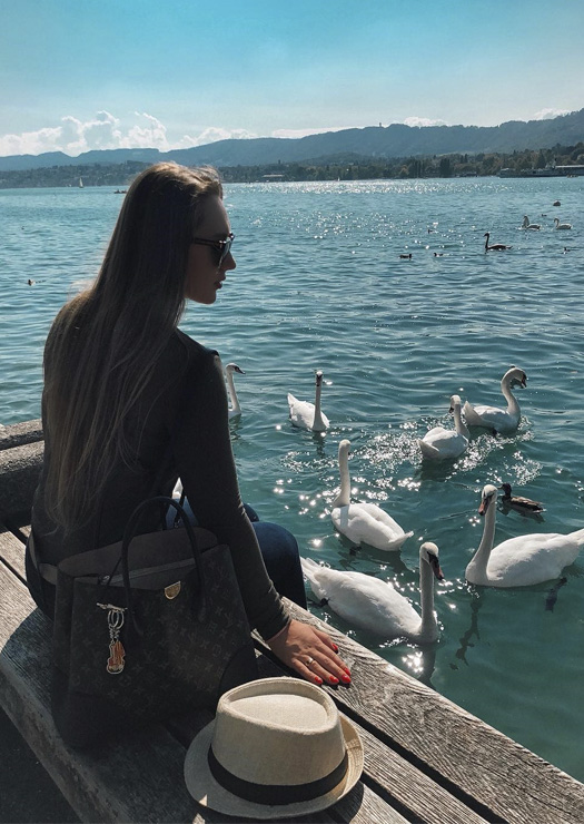 Menina no lago com Cisnes