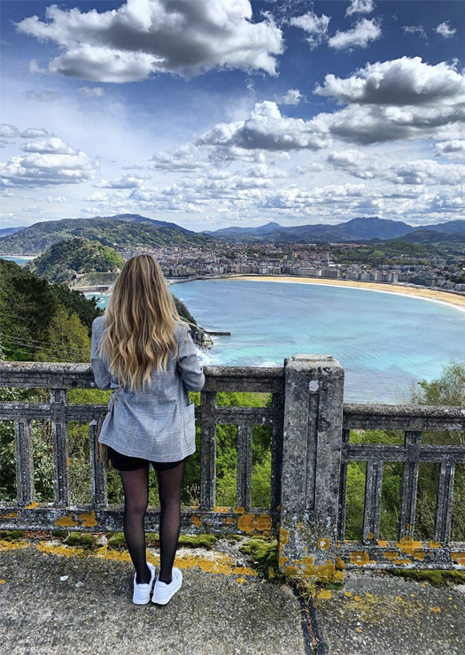 Menina no Monte Igueldo observando a cidade
