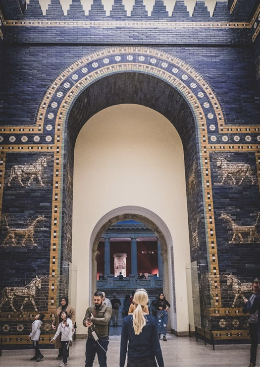 Menina admirando obras do Museu do Pergam