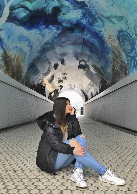 Menina sentada no Tunel del Antiguo