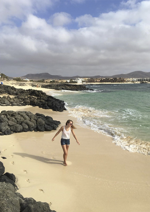 Mulher na areia da Playa de la Concha