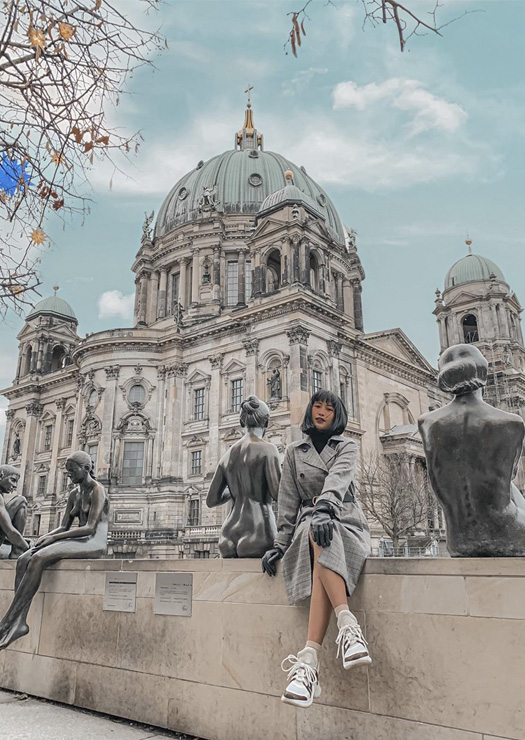 Mulher em frente a Catedral de Berlim