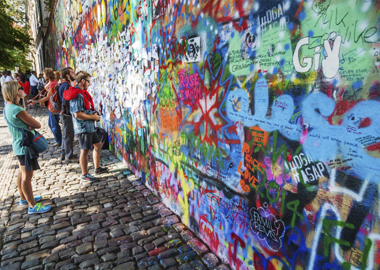 Pessoas em Um pedaço do Muro de John Lennon