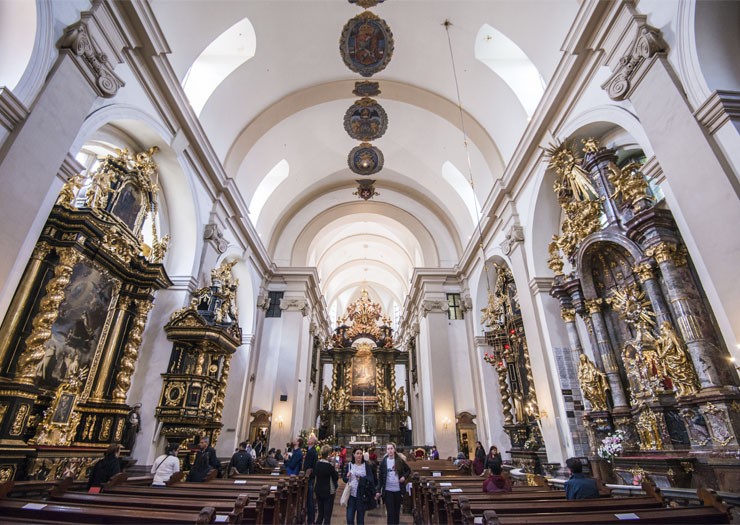 Interior do Santuário do Menino Jesus de Praga